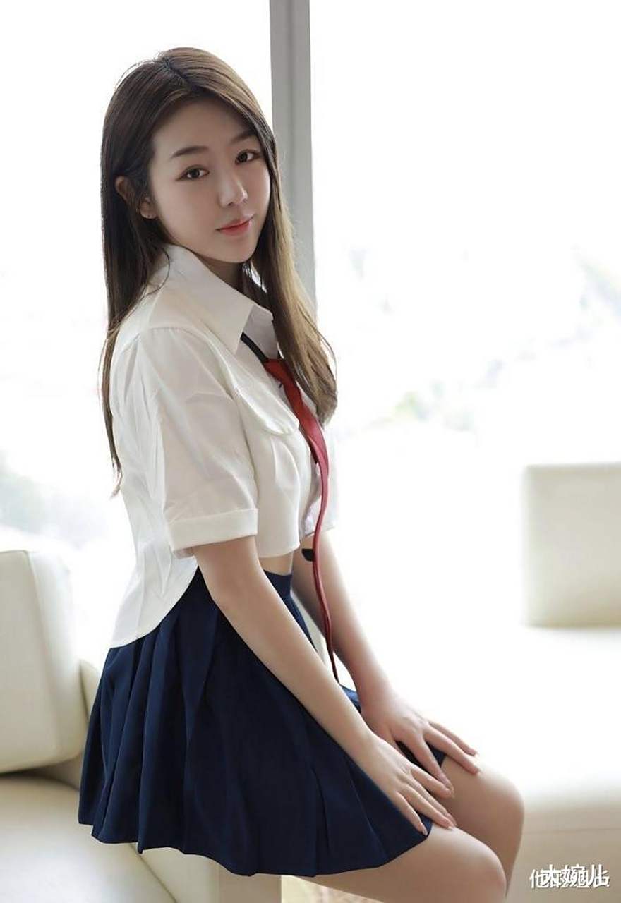 美女图集:肉丝美腿百褶裙,清纯可人学生妹