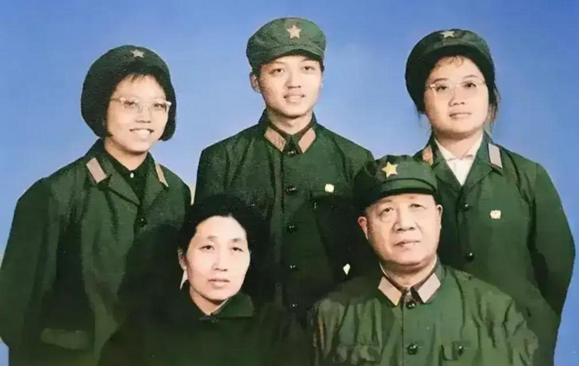 70年代,时任济南军区烟威警备区司令员的范天恩与家人的一张珍贵合影!