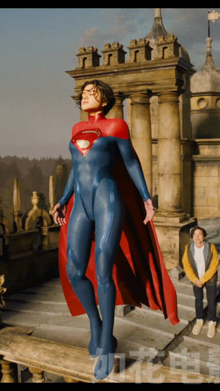 娱乐最前沿# 《闪电侠》中萨沙61卡莱饰演的女超人乍一看不怎么样