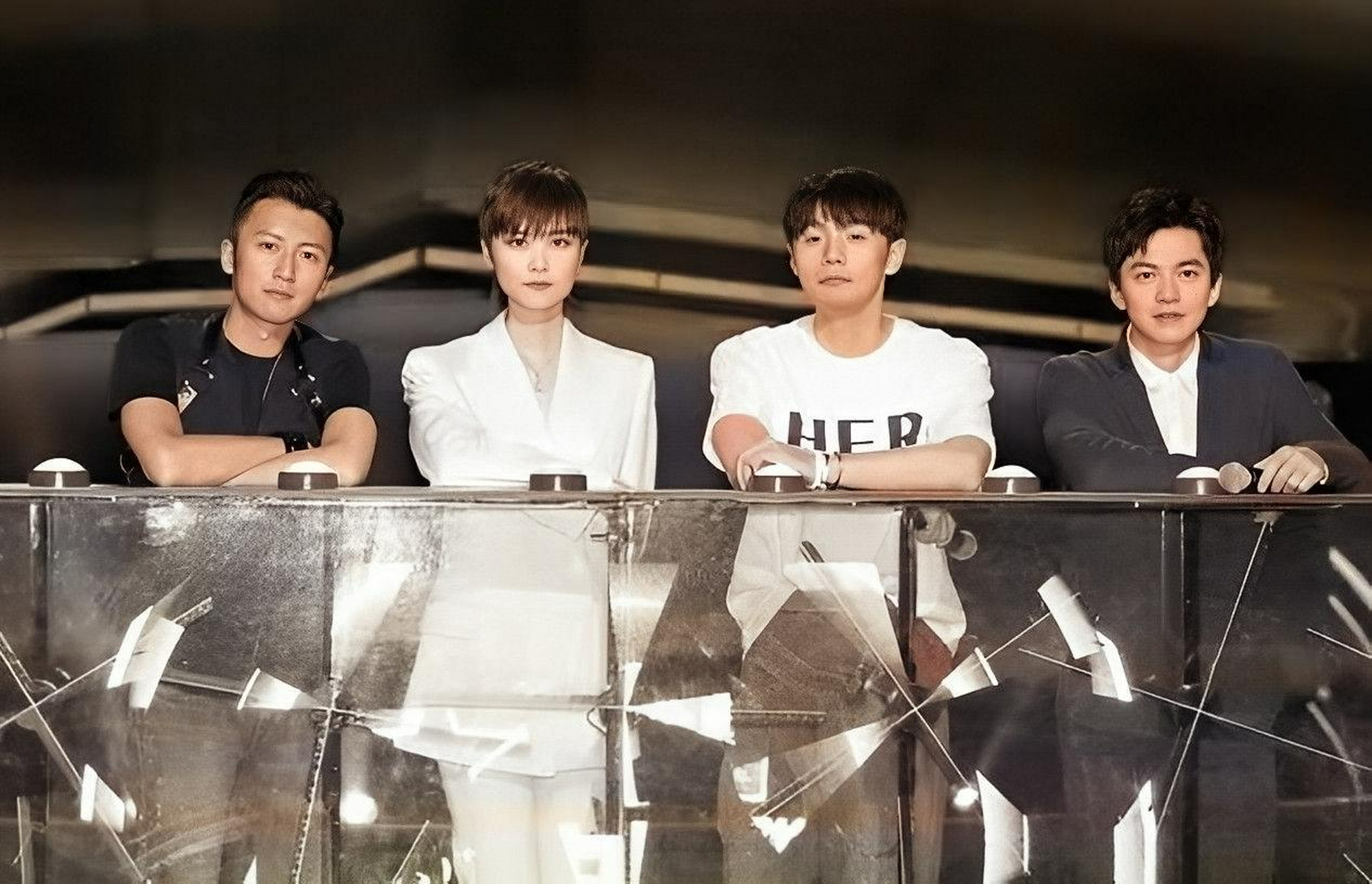 在谢霆锋生日那天,李宇春送给他一把价值100万的吉他,这让谢霆锋非常