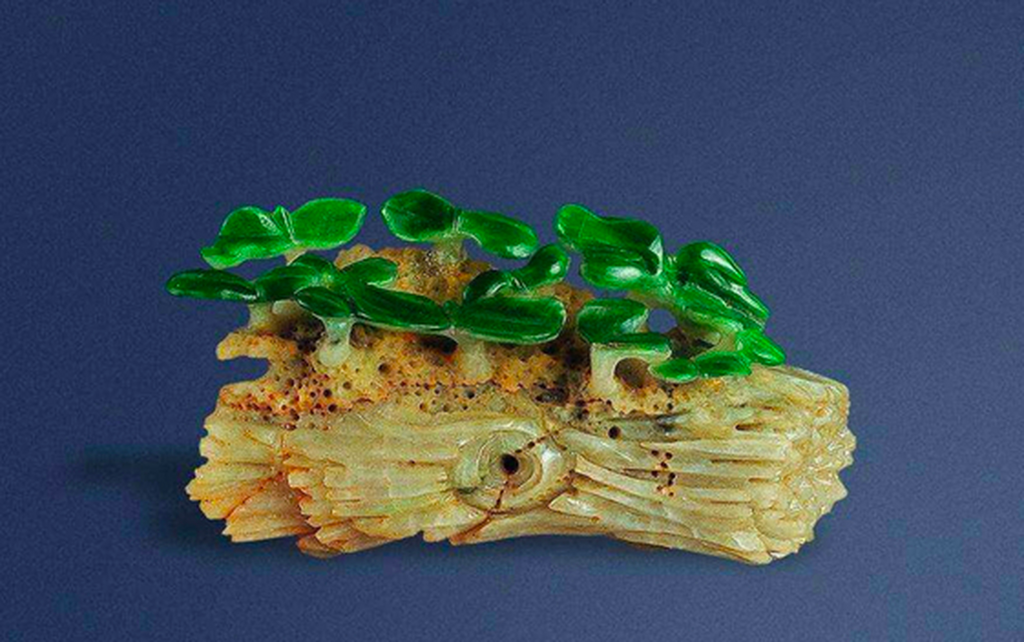 翡翠摆件多采用整颗原石雕刻而成,人们在保留它整体