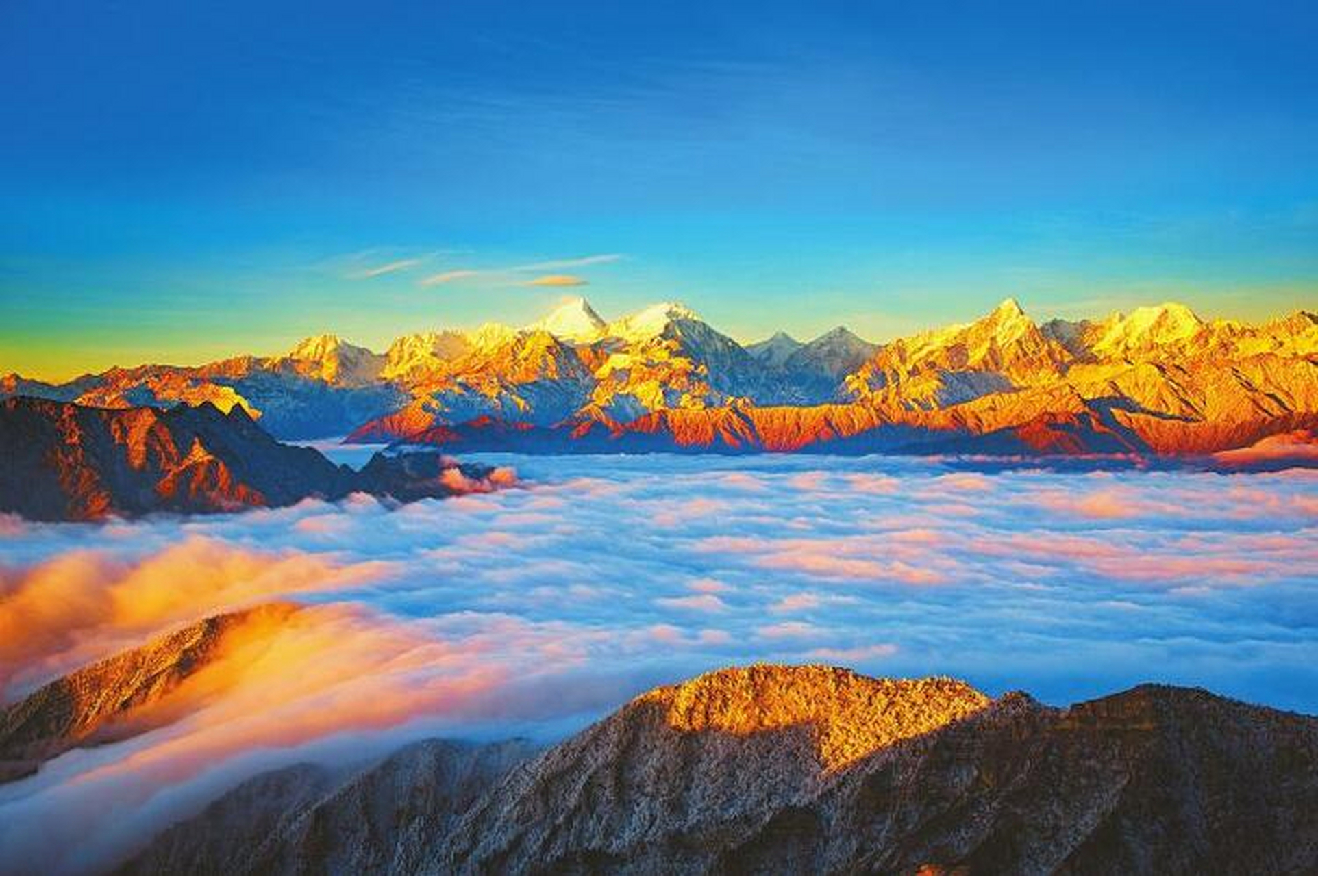 位于四川省雅安市荥经县与泸定县交界处,是一座海拔3660米的雄伟山峰