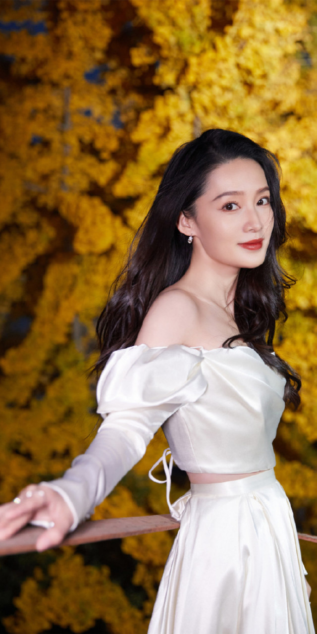 李沁白色抹胸裙