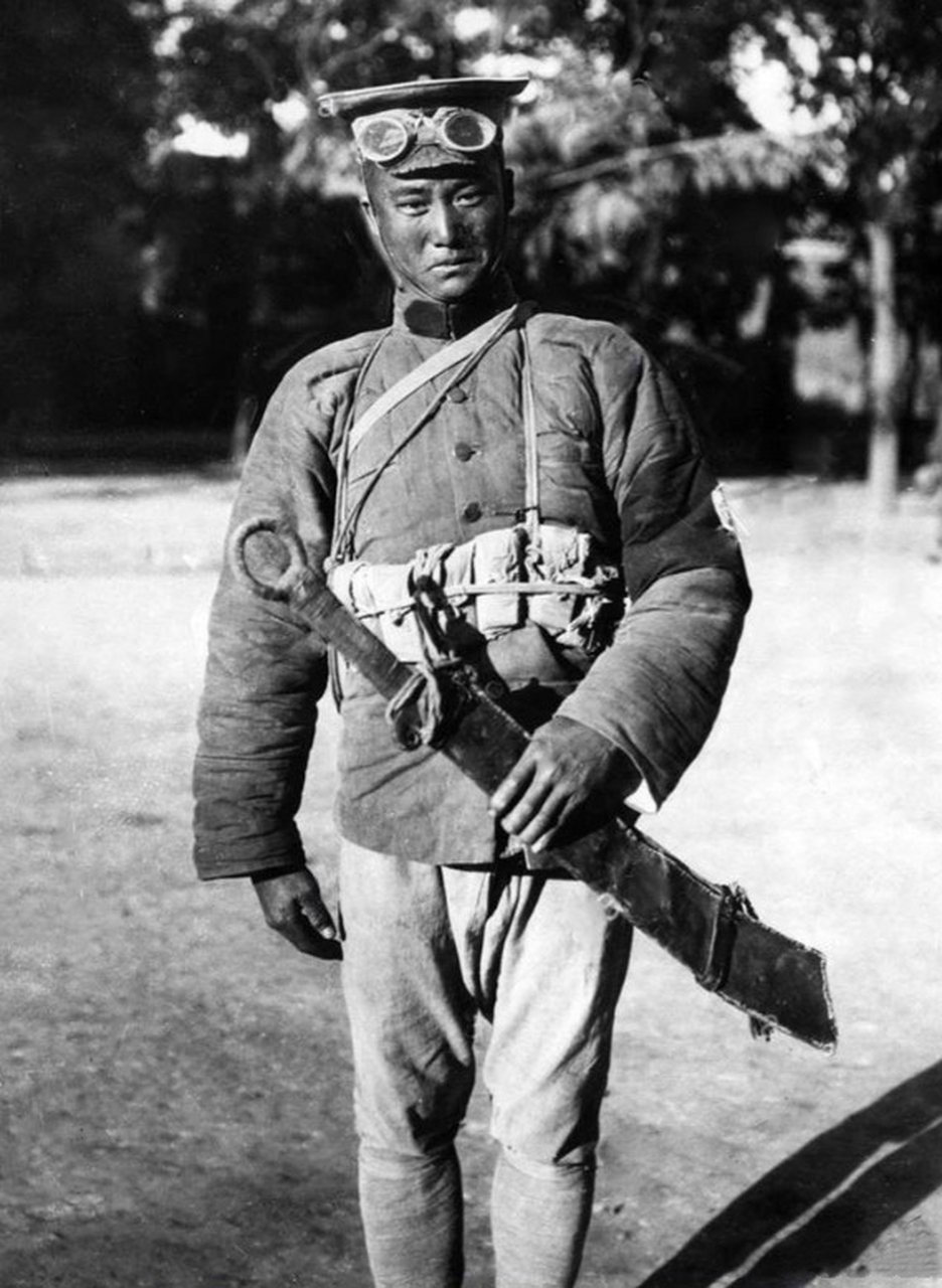 士兵们带刀,练刀,"破锋八刀"就是西北军中推广的简化实用版刀法,曾在