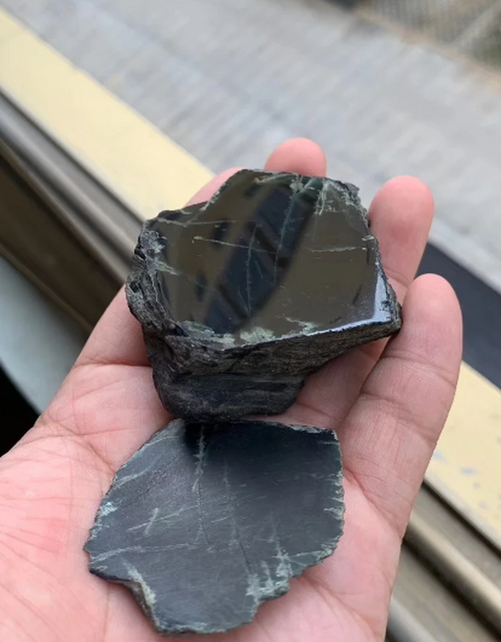 点击头像看直播##翡翠原石#精品切口墨翠,自然光黑度一流,纯净度高