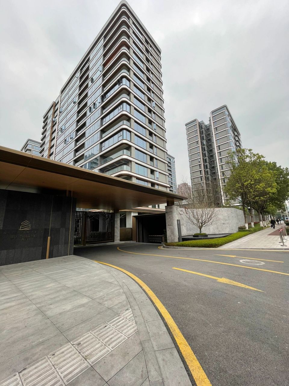 "今日路过重庆大竹林壹号院,顺道去瞄了瞄, 一期交付外观确实有档次