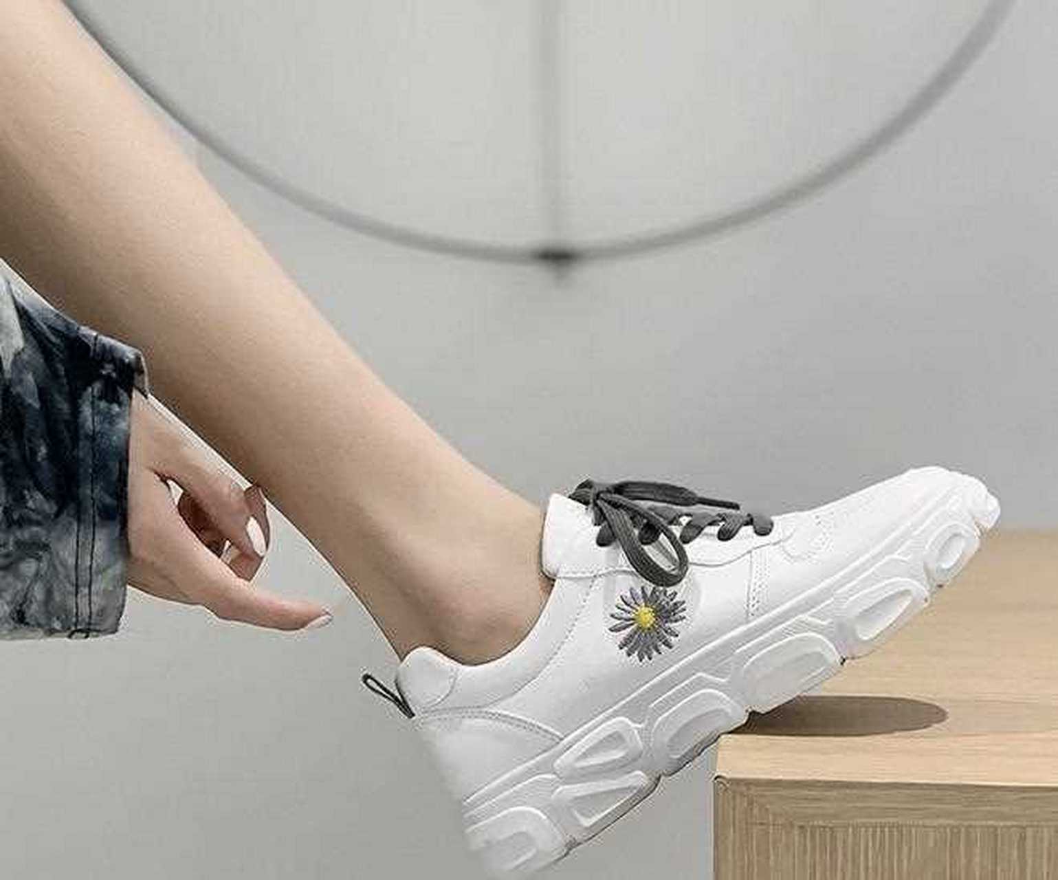 【明星教你潮流小雏菊小白鞋怎么穿好看?