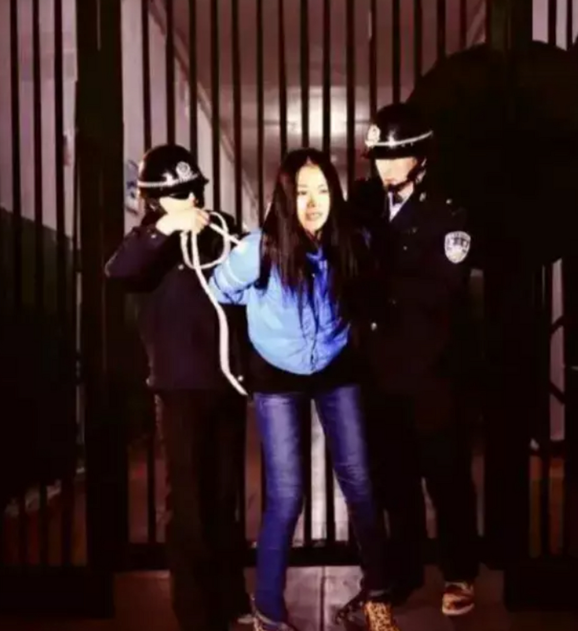 2002年广州,王丽正被法警带出监房即将执行死刑镜头前面露恐惧!