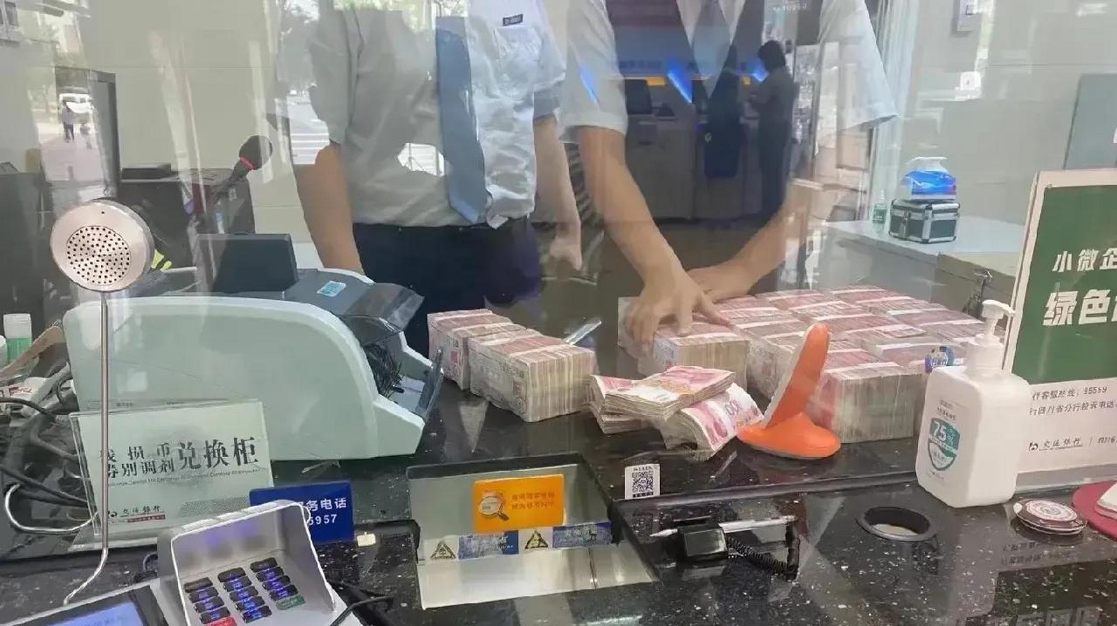 一百万现金存银行你就不用上班了. 躺着睡觉都行.