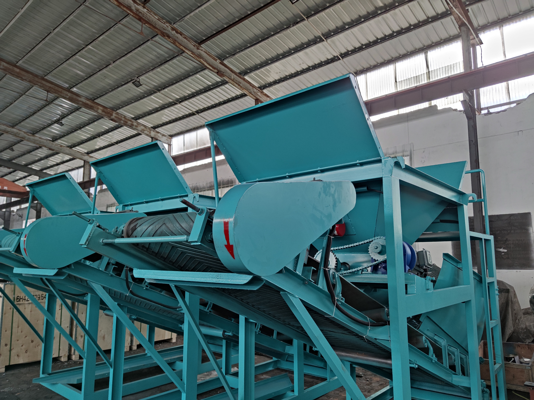 筛土机# 筛土机是筛选土壤的机器,通过筛土机的振动筛可以去除土壤中