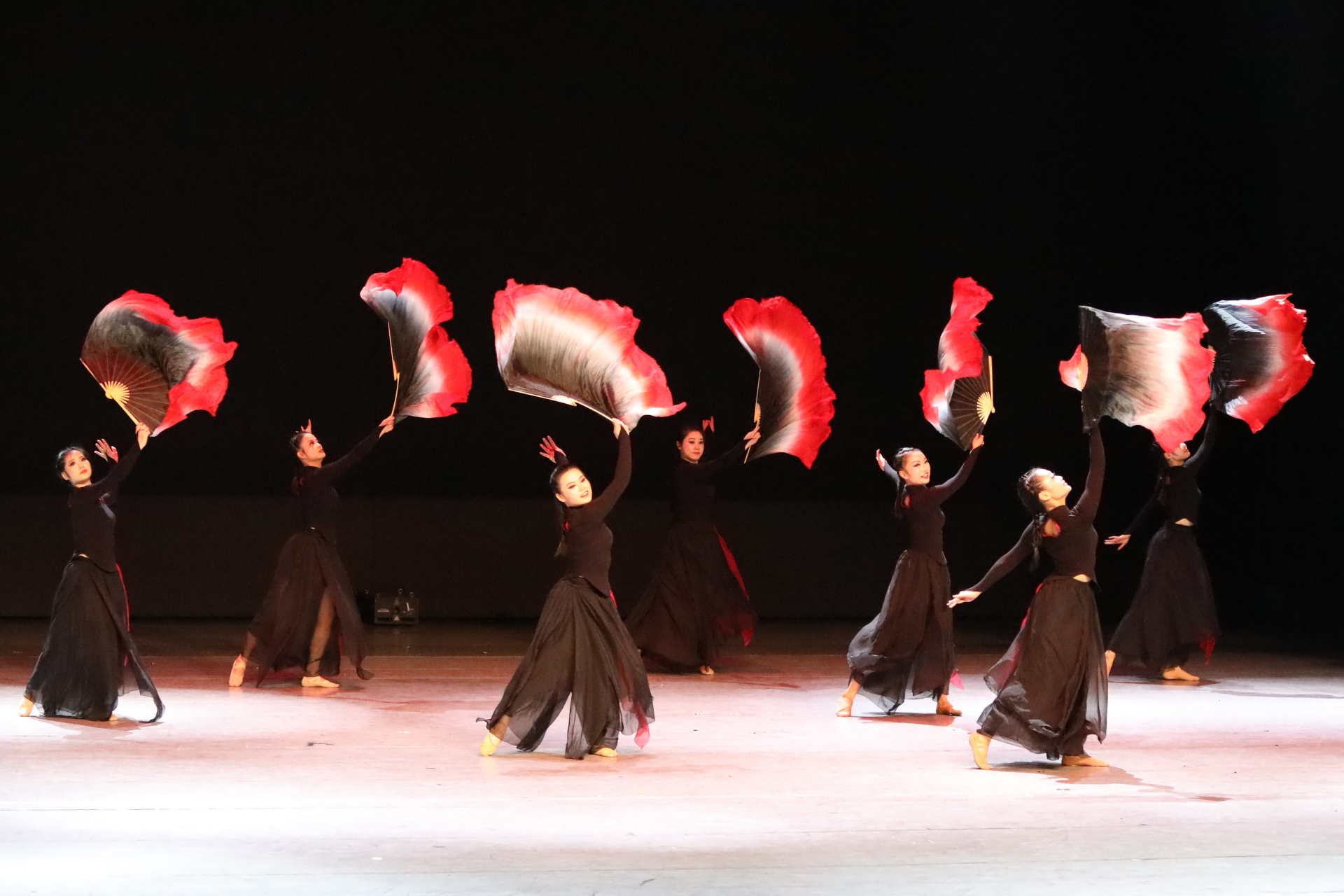 舞蹈:回归 第十三部分 红扇子  表演者 贵州师范大学舞蹈系