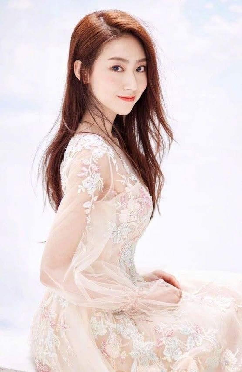 内地女演员赵艺身材傲人,清新靓丽!