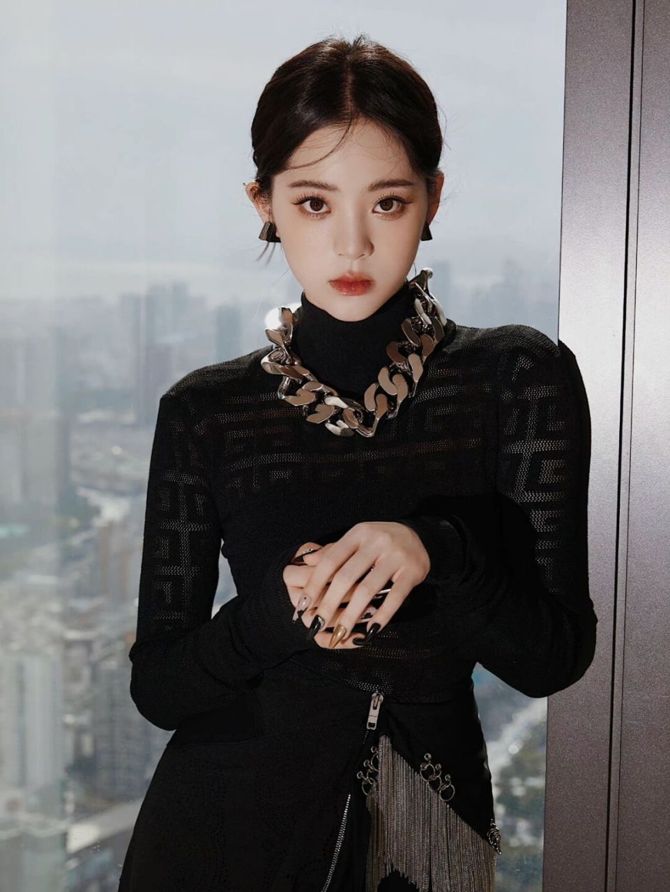 欧阳娜娜品牌活动 富家千金妆美出圈 欧阳娜娜近日在深圳参加 纪梵希