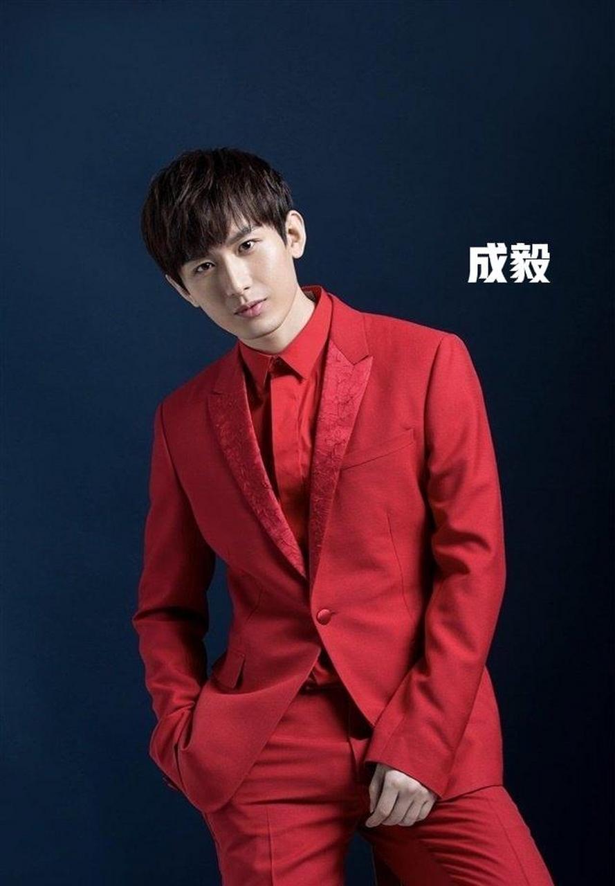 gif创作人# 当红男明星穿中国红色的衣服实在太好看了,衬得他们气色