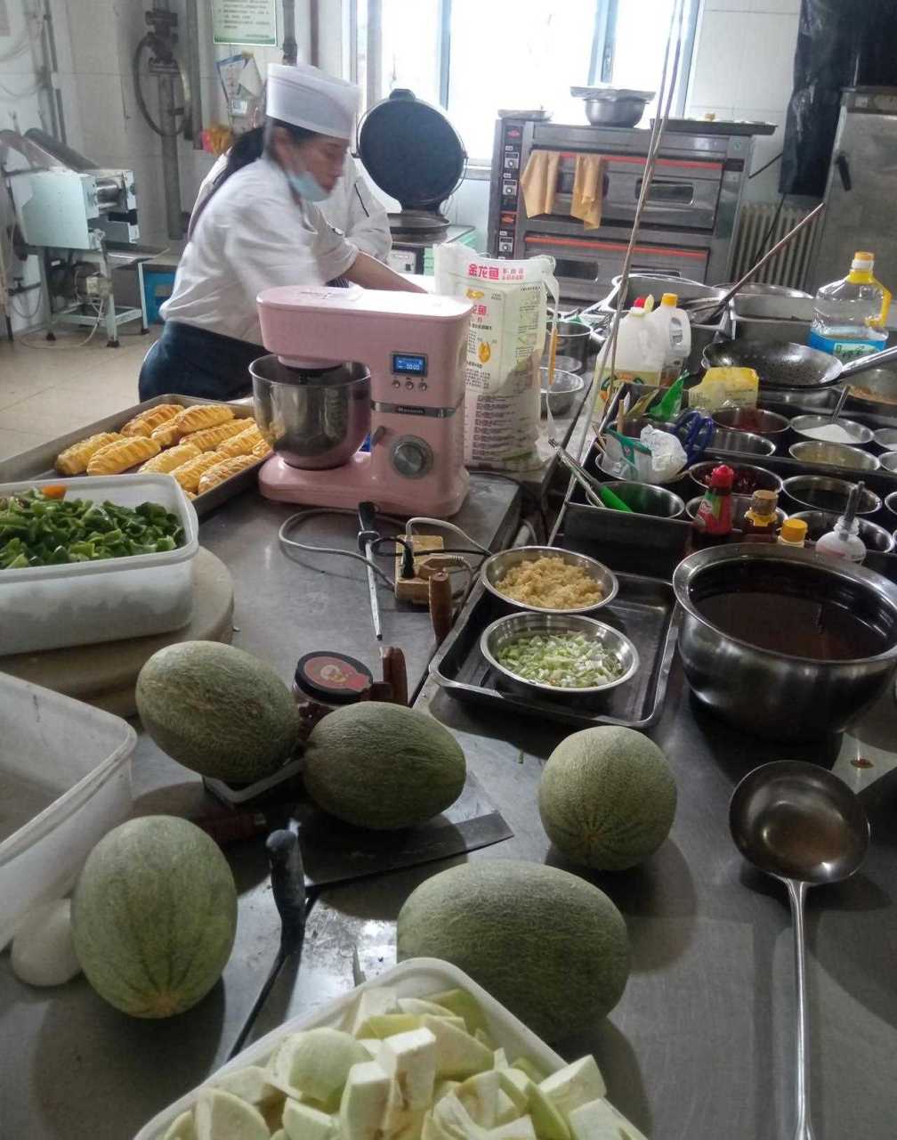 干厨师的铁饭碗恐怕也要保不住了,现在在饭店干的厨师,虽然工资高