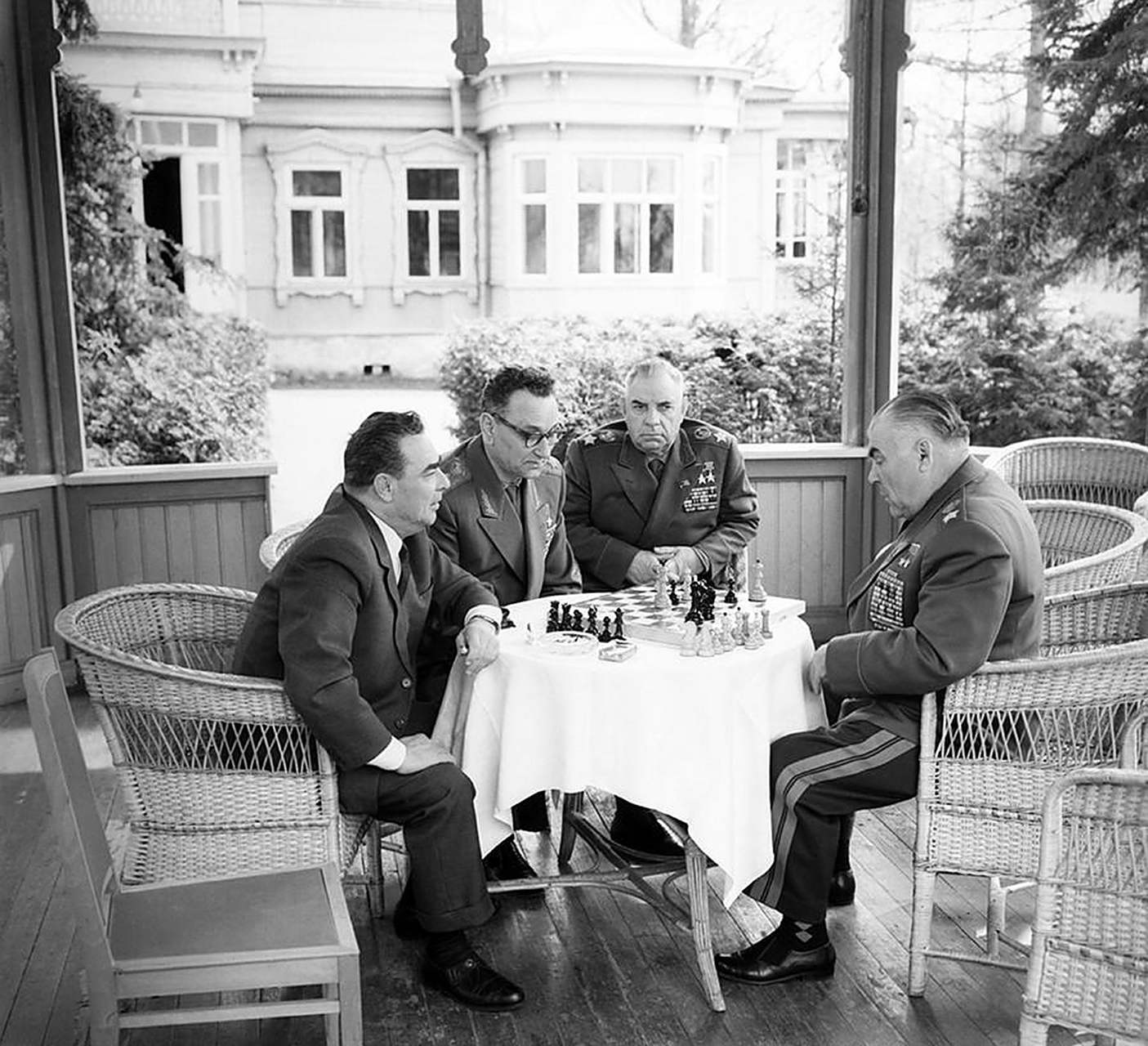 领动计划# 60年代中期勃列日涅夫与马利诺夫斯基(右)在扎维多沃住宅