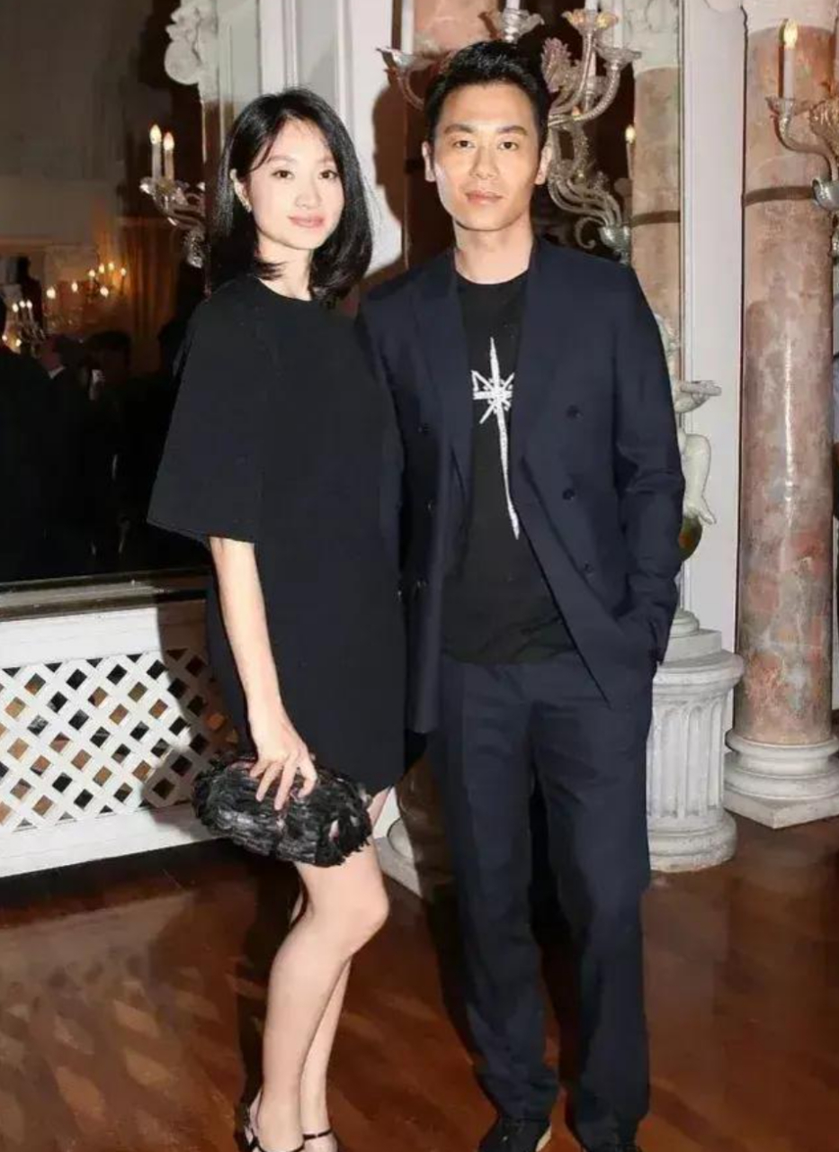 朱亚文和老婆手牵手,像一对男女模特,两人的夫妻相有点严重超标!