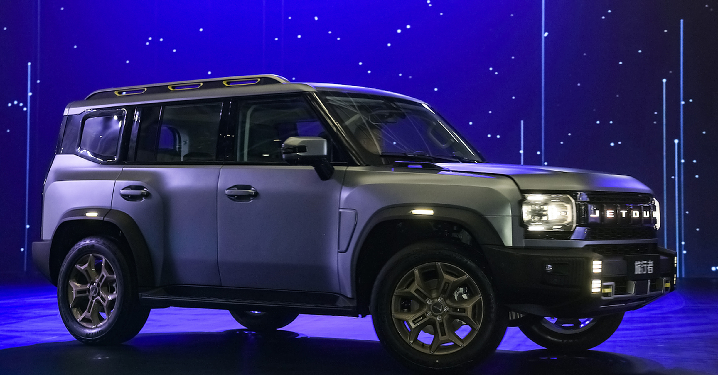 捷途旅行者具体来看,该车的前脸设计十分硬朗,中网内还有"jetour"字母