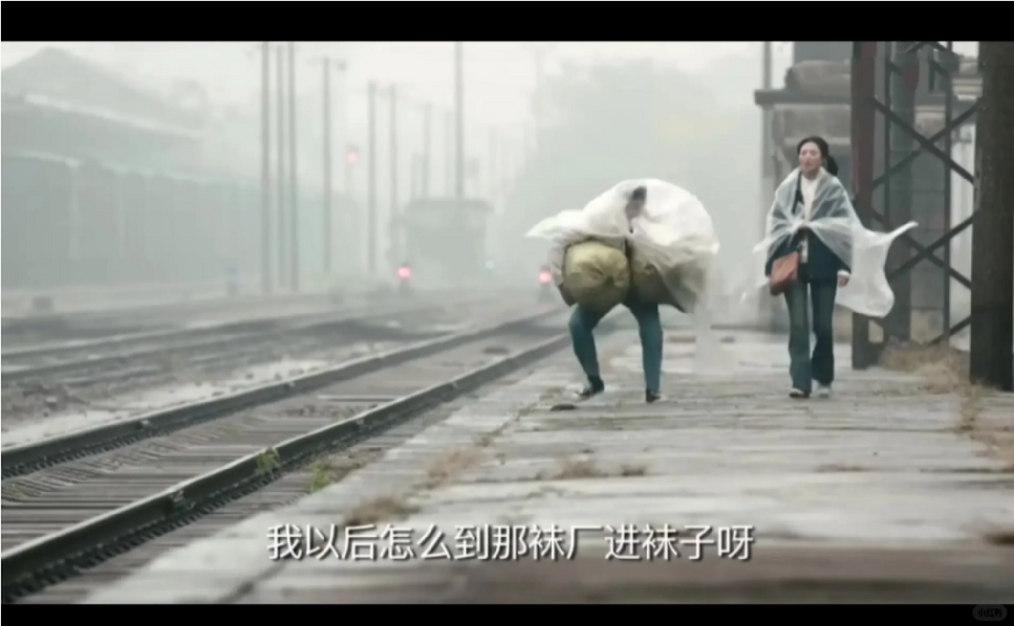 所谓的商机,早在电视剧里就告诉你们了:  鸡毛飞上天里,陈江河帮"袜子