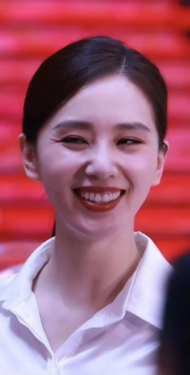 离开美颜滤镜的刘诗诗,除了眼角的鱼尾纹深一点,感觉和平时没多大差别