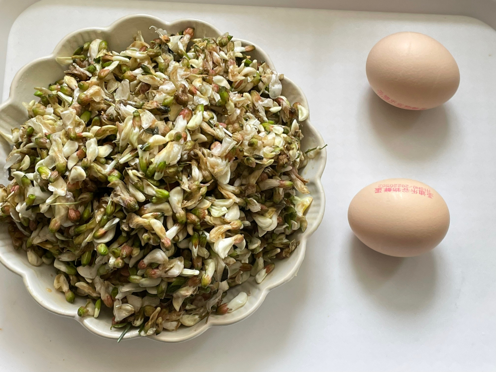 限定~槐花炒蛋  小的时候姥姥家有两棵老槐树, 每次去玩都可以吃到