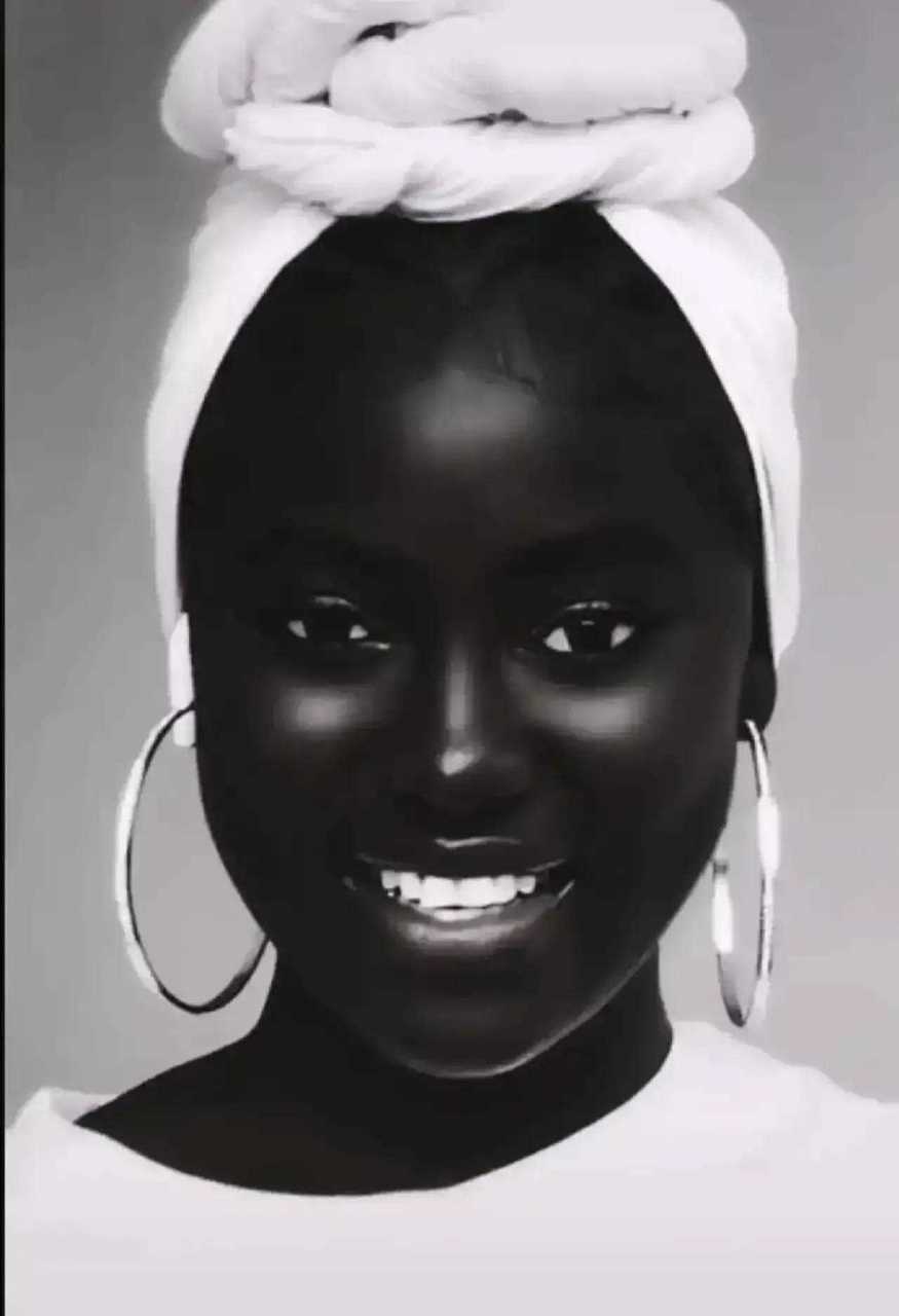 [开心]  这位漂亮的39岁非洲女孩, 不是那种脏脏的棕黑色.