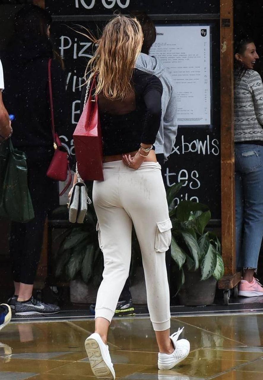 女星金伯利·加纳和男友现身伦敦街头,她有着火热的魅力