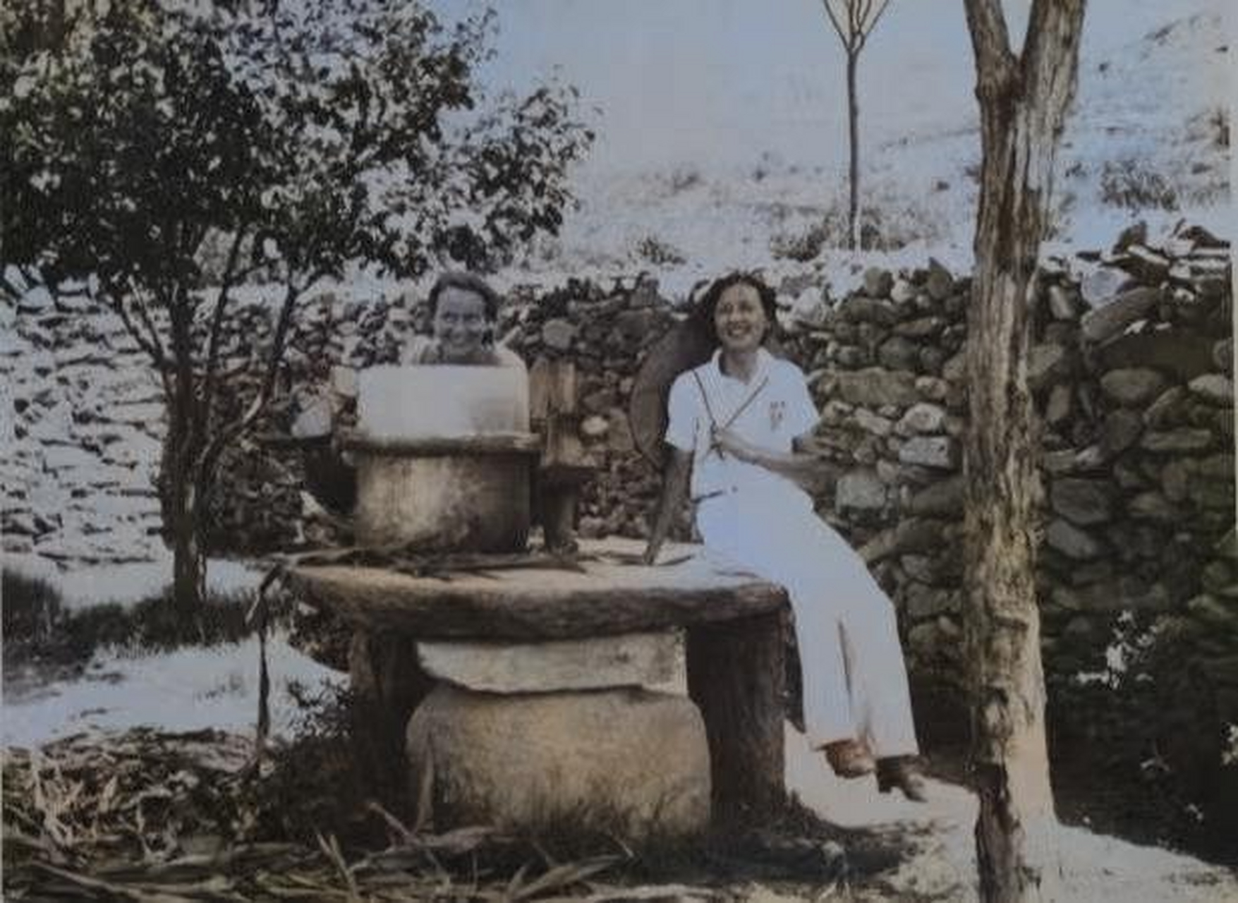 这是在考察的途中, 才女林徽因和她的闺蜜费慰梅一起时的合影.