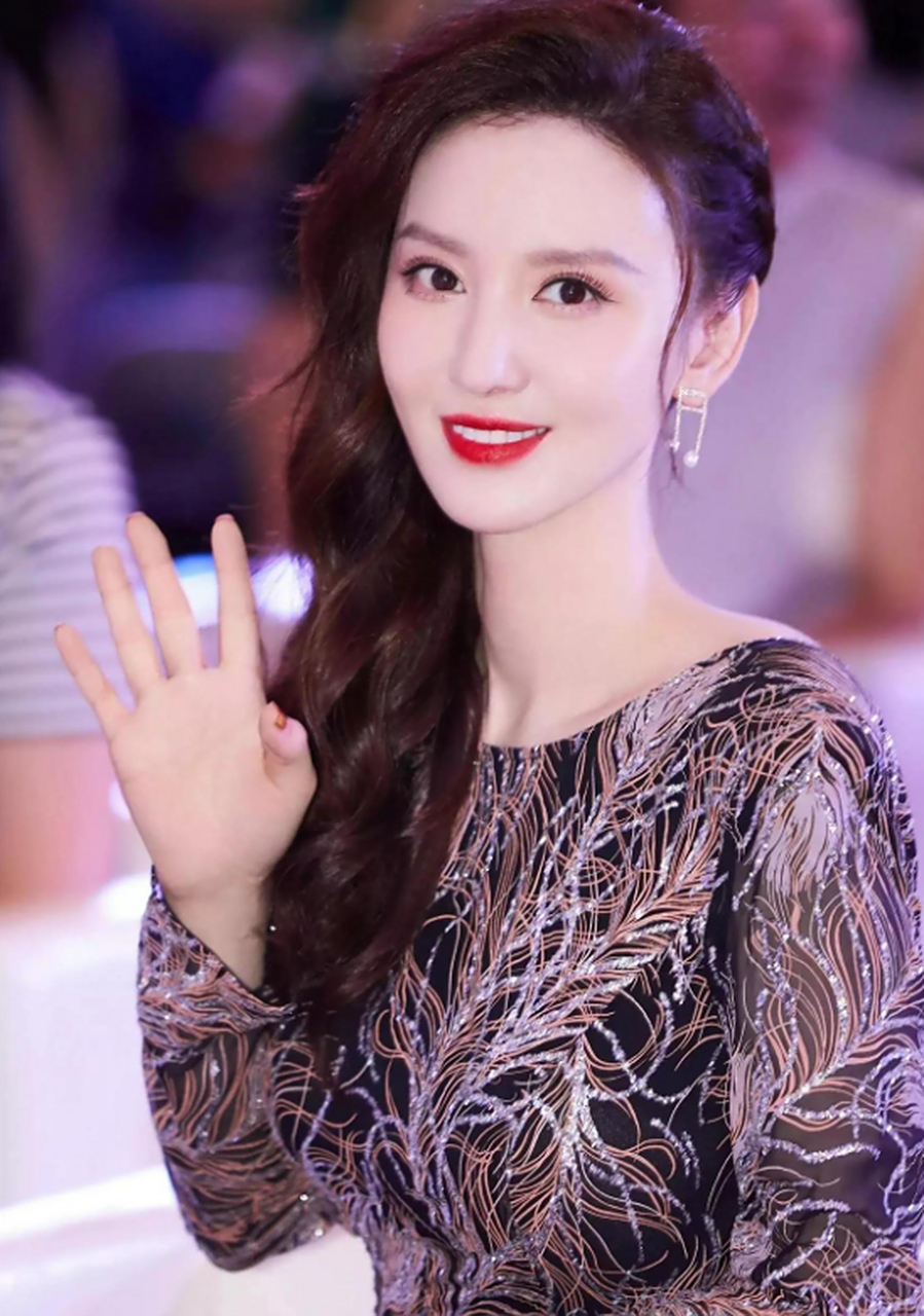 张萌活动造型曝光,一袭棕色露背亮片连衣裙,惊艳全场