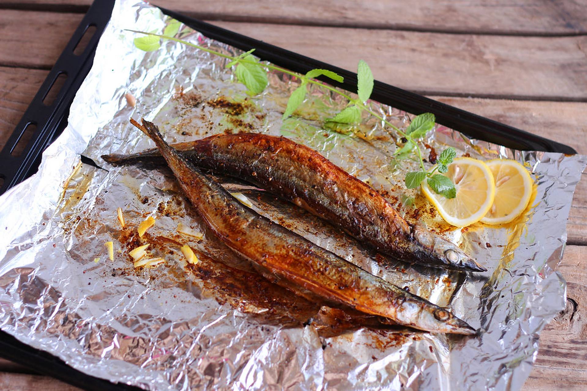 烤秋刀鱼 秋刀鱼营养丰富,烤着吃简单又快捷.