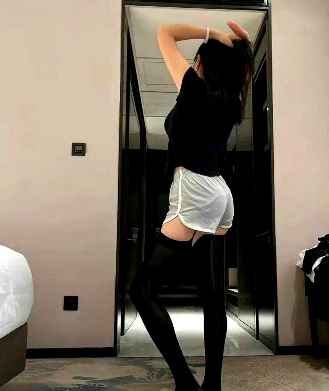 黑色丝袜搭配短裤,这种穿搭有什么特别之处?