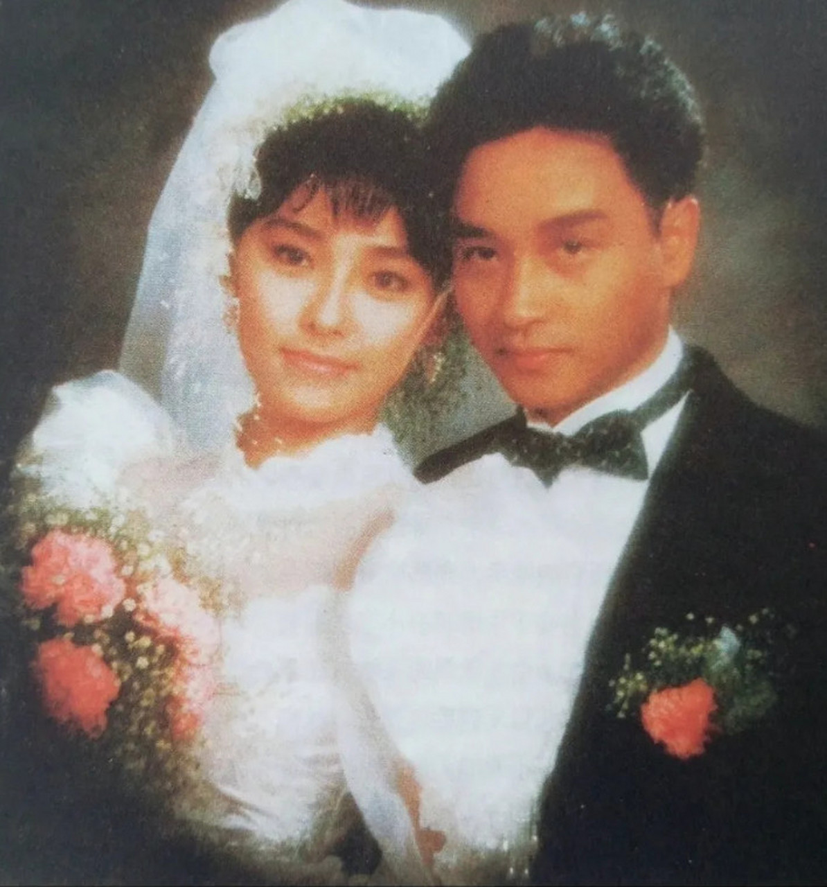 1986年,张国荣的一张结婚照,遗憾的是它只是一张剧照,镜头中的女孩