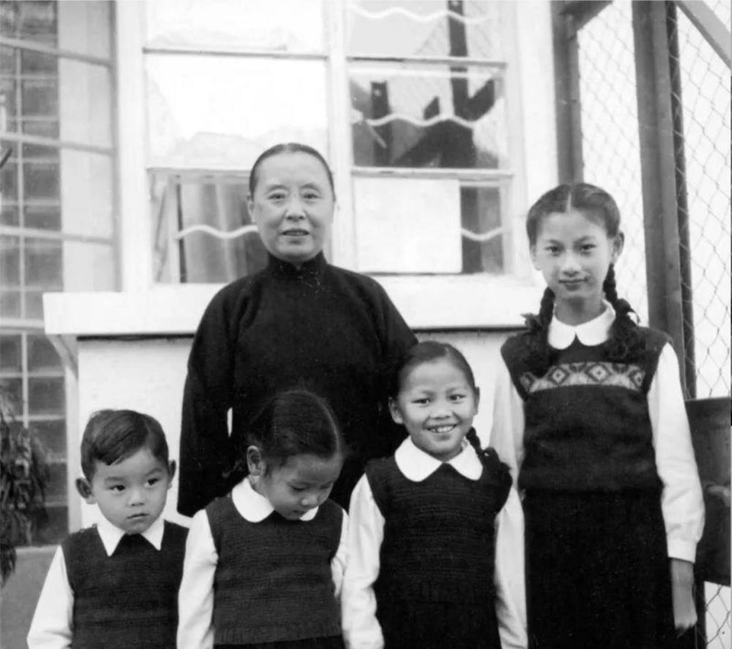 徐积锴回答说:漂亮的就行.