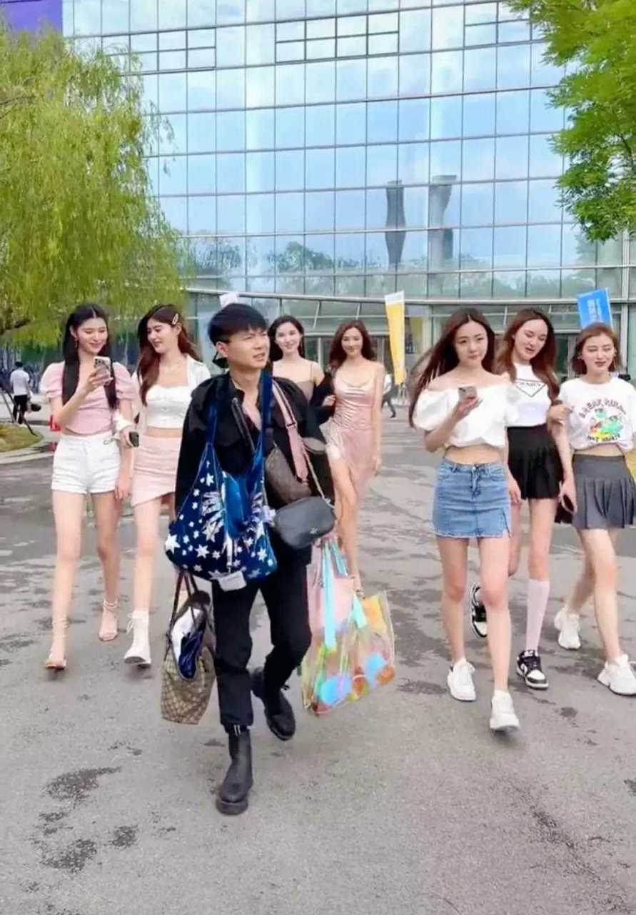 网红斌少身边的七大美女真会玩,搞得斌少好像韦小宝带了七个老婆一样.
