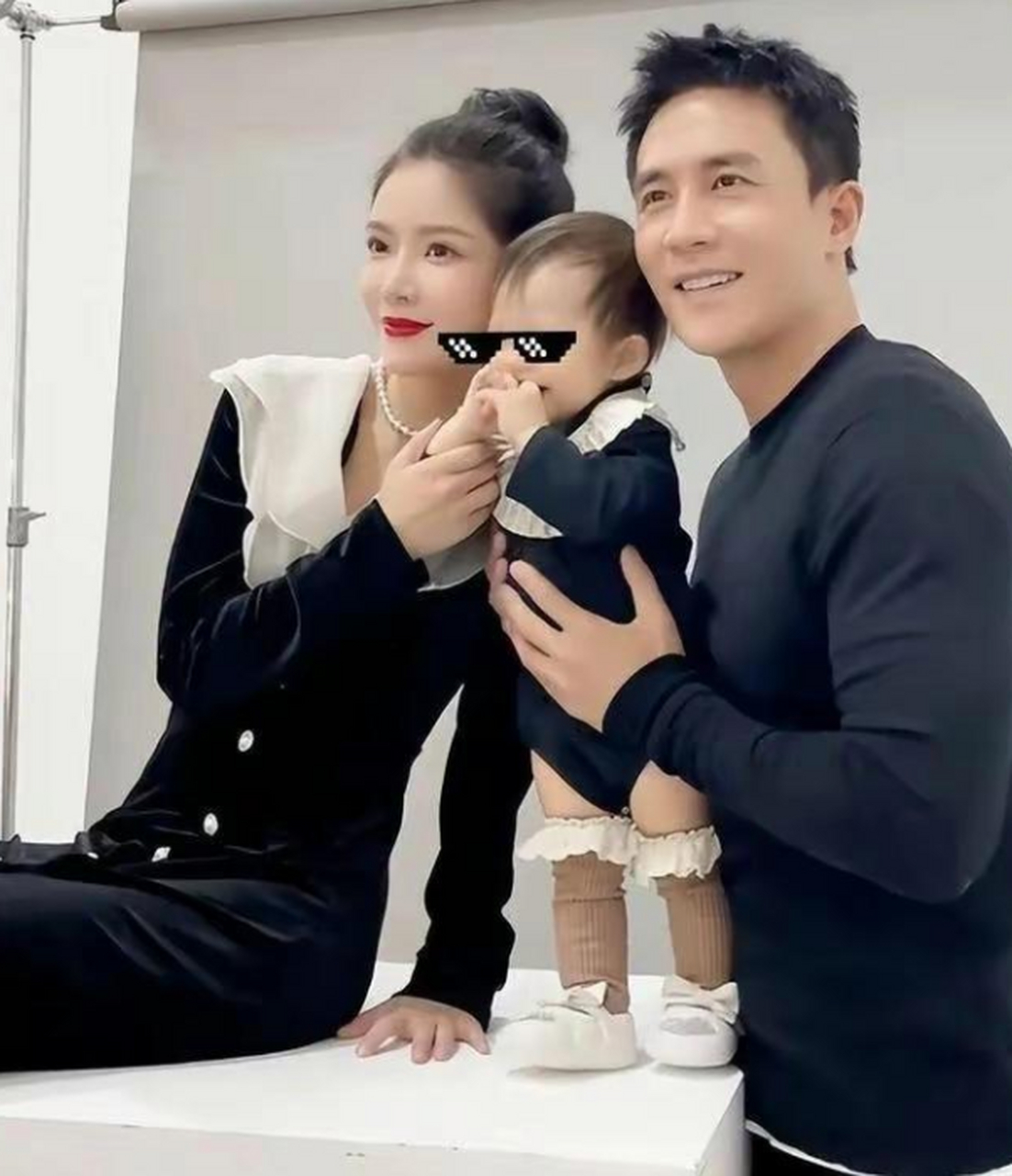 杜淳晒一家三口合影:亲吻女儿脑勺显慈爱,老婆涂大红唇身材性感.