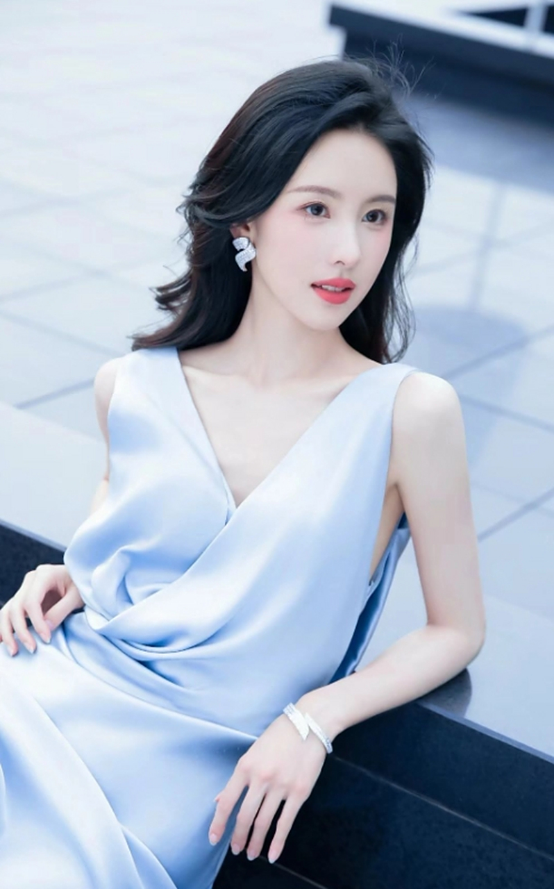 优质作者榜# 身材高挑,肌肤水嫩的#陈都灵# 肤白