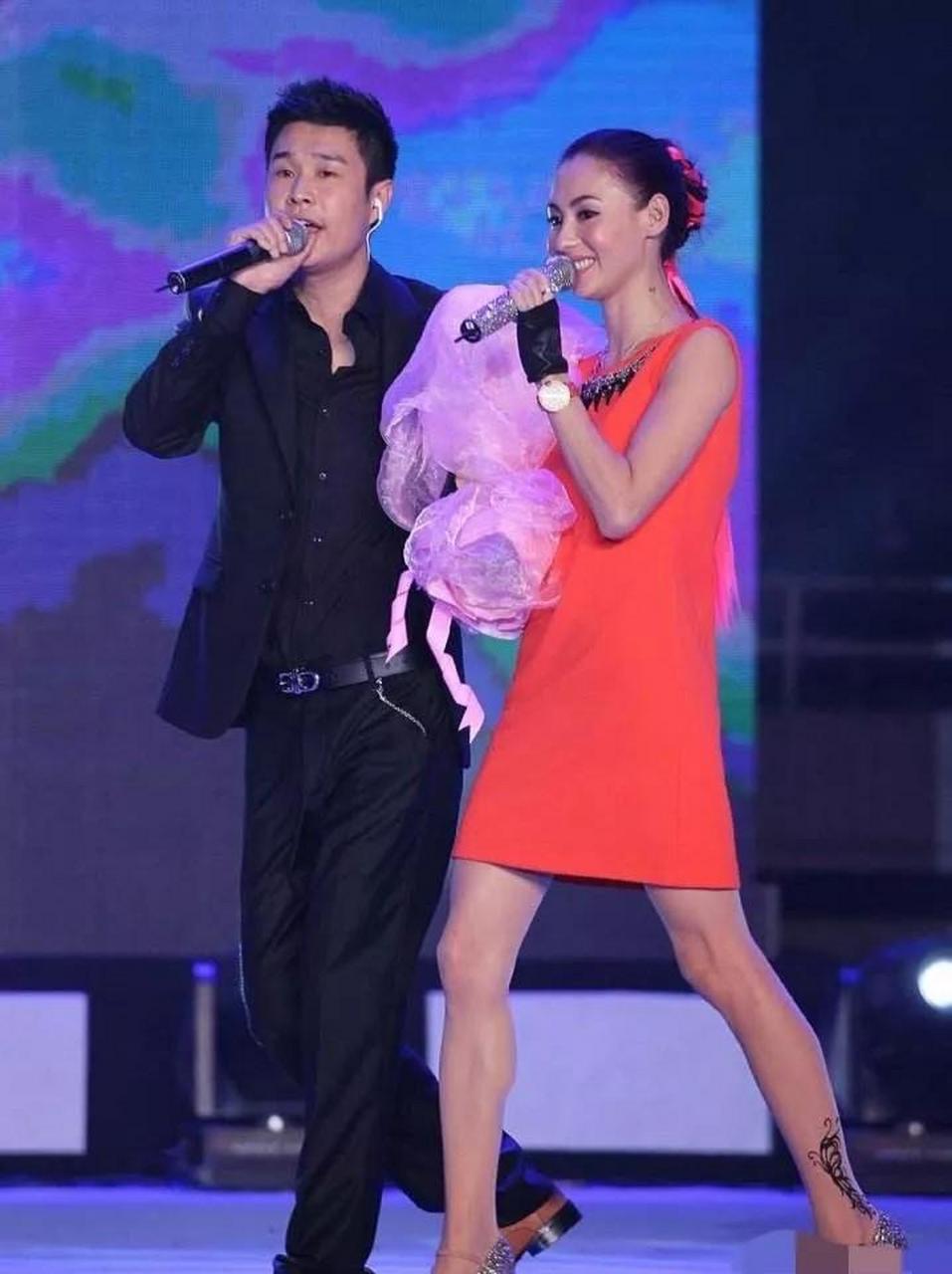 gif创作人# 张柏芝和小沈阳曾经同台演唱的画面,看上去真是很浪漫呢