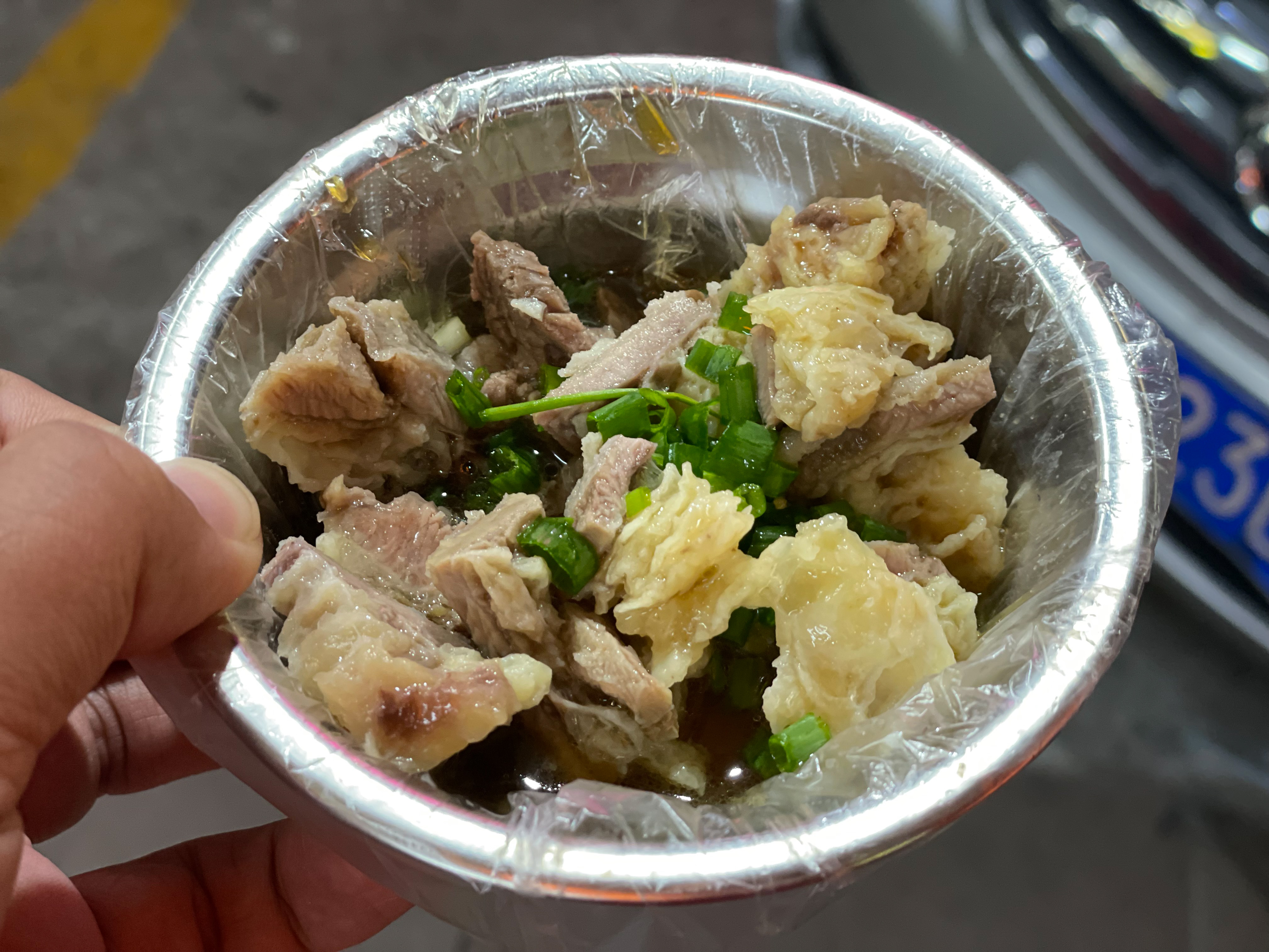 化州的街头美食,清水牛腩,现切水果,加了辣椒盐和沙姜,好吃