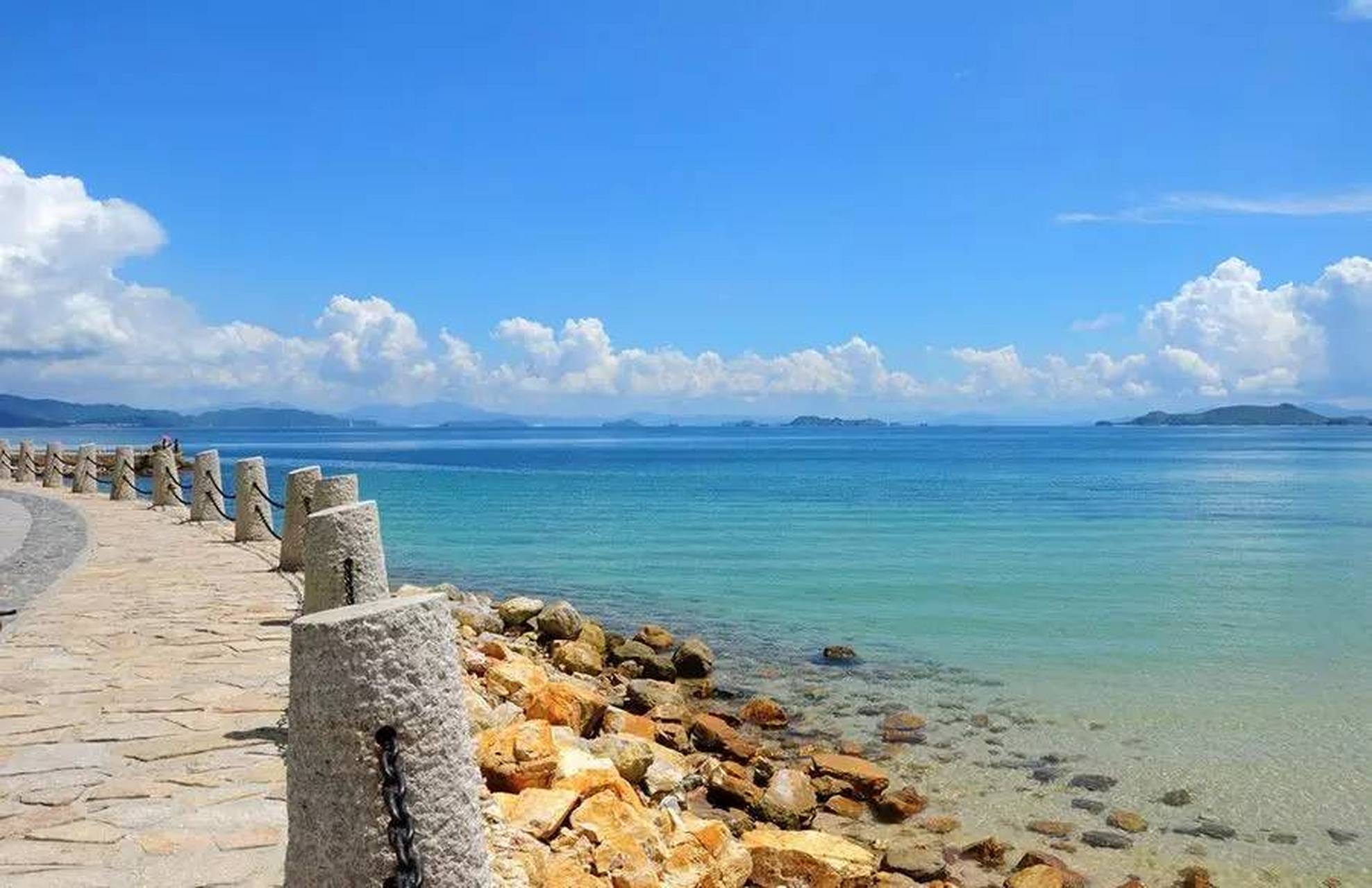 杨梅坑位于深圳大鹏新区南澳街道,杨梅坑是一个婚纱摄影的美丽天堂