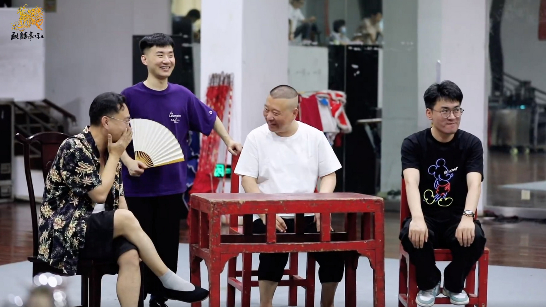 7月27日,德云社郭德纲,陶阳和麒麟剧社演员在武汉排练的照片被晒.