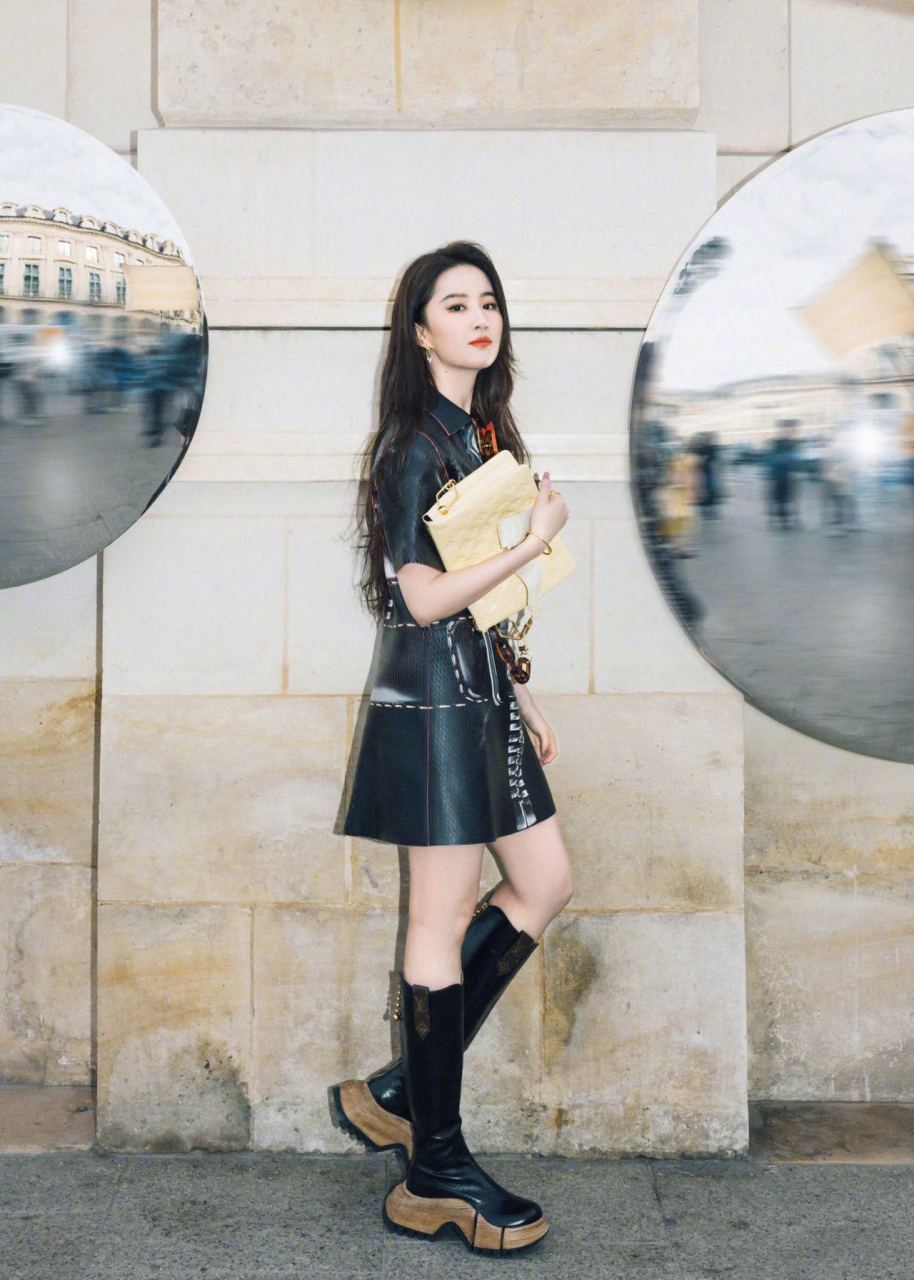 刘亦菲# 分享一组演员刘亦菲的美图  身着一身黑色皮衣的她,显得又酷