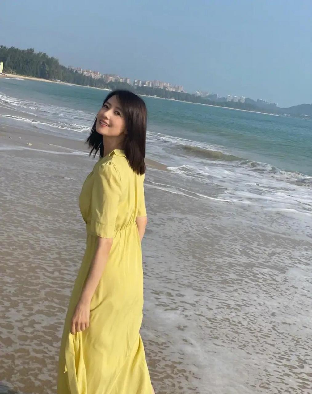 高圆圆海边游玩,身穿黄色连衣裙美翻了,不愧是北京四美女之一