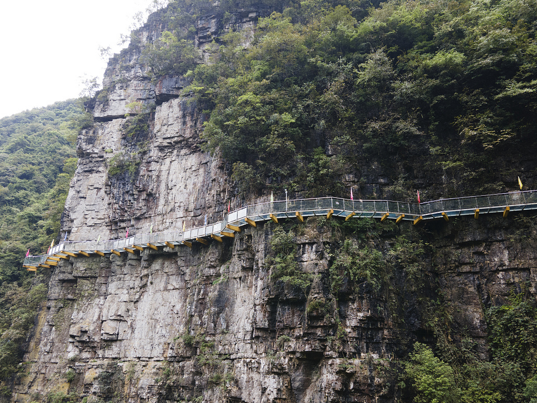 国庆,中秋假日期间,贵州省绥阳县双门峡景区玻璃栈道迎来不少游客前来