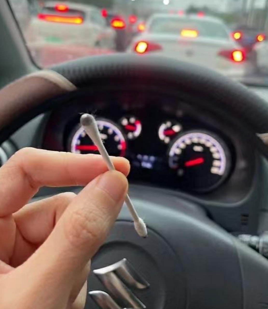 用棉签在好久没洗的车上作画,这也太有才了.