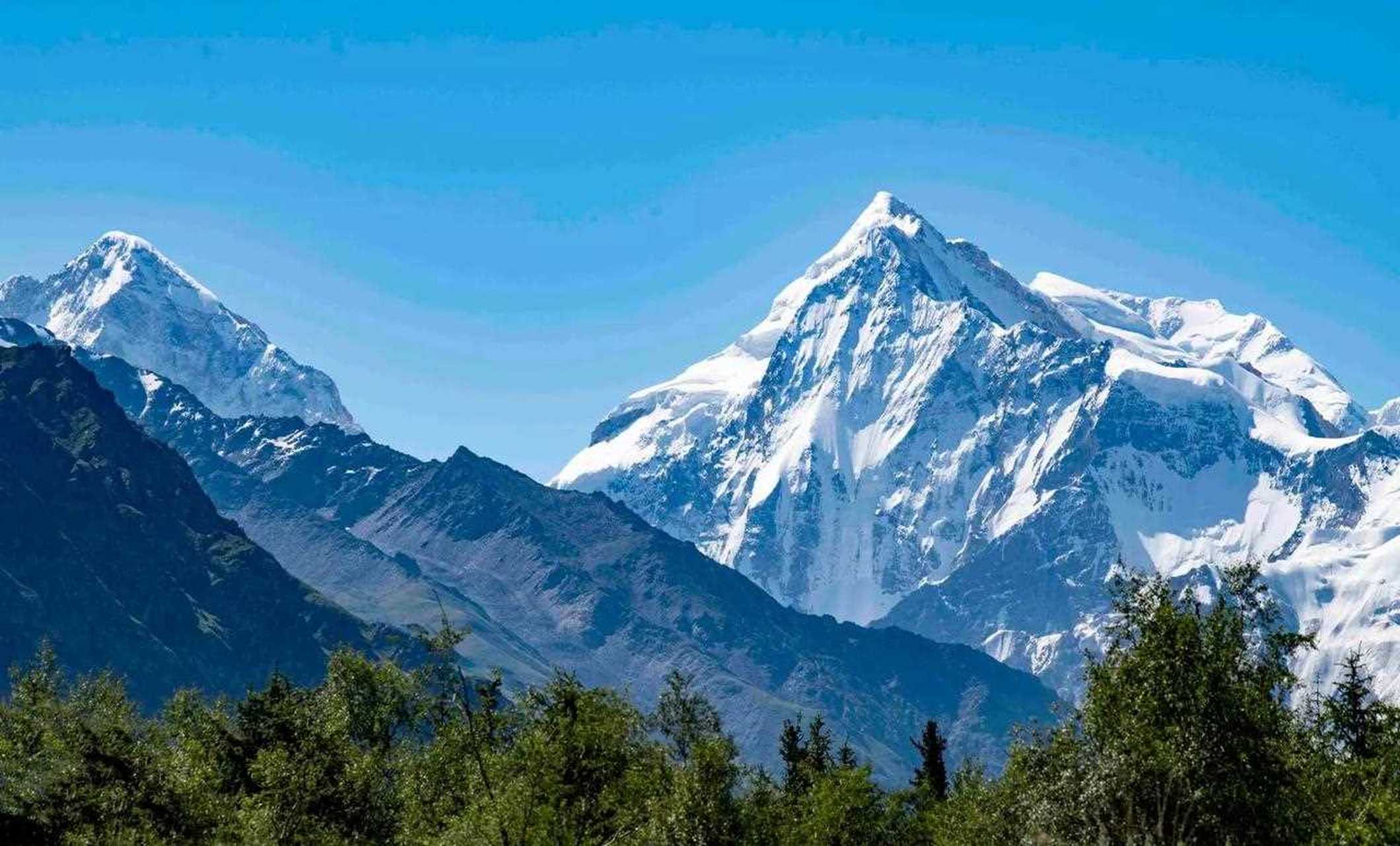 跨越天山南北,西天山最高峰,木扎尔特冰川  (图片来自网络)