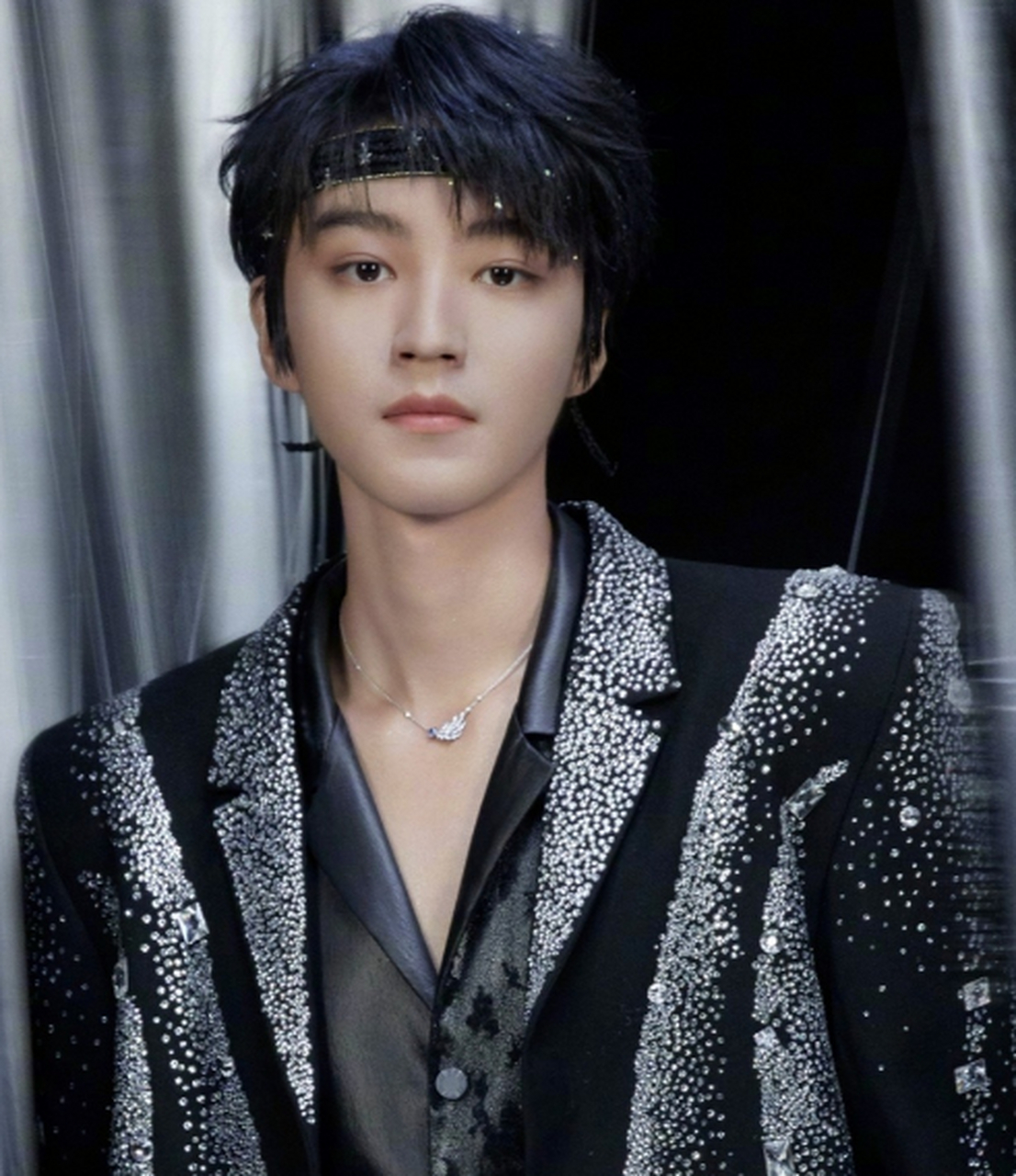 王俊凯今天蓝发# 目前来说王俊凯无论颜值还是气质都是最突出的,盏哪