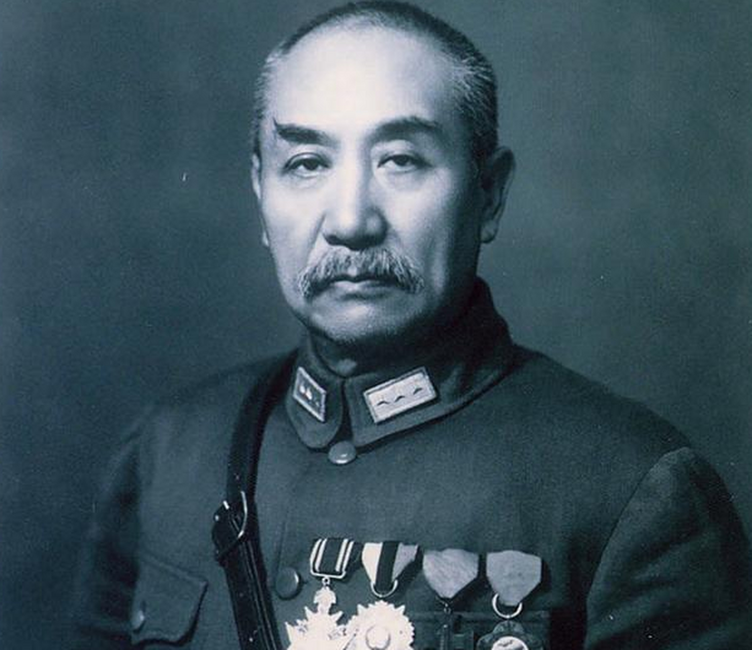 阎锡山与土肥原贤二是日本陆军士官学校的同学,关系很好  土肥原长期