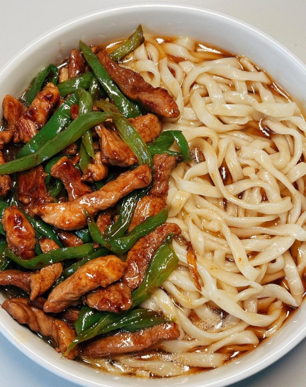 [鸡蛋]巨巨巨好吃的青椒肉丝面!一口汤都不剩!