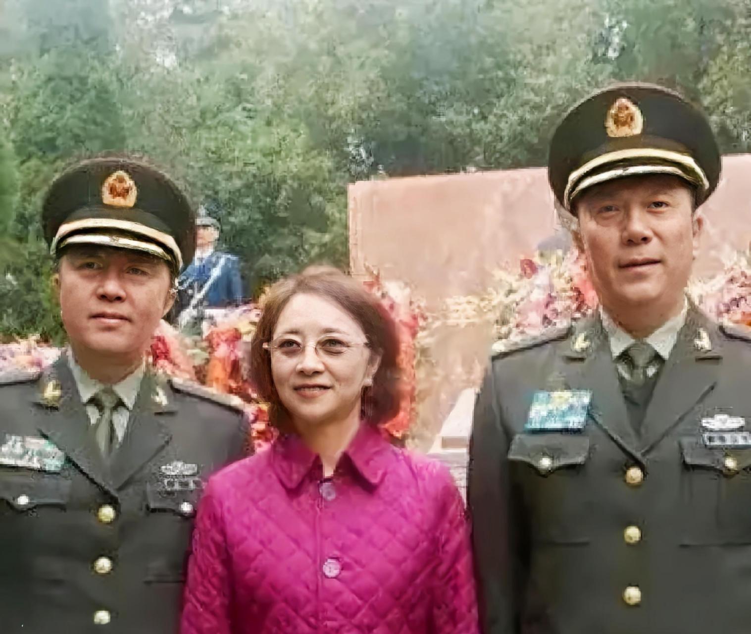 2014年11月,秦基伟三儿女在湖北红安纪念父亲诞辰100周年合影留念!