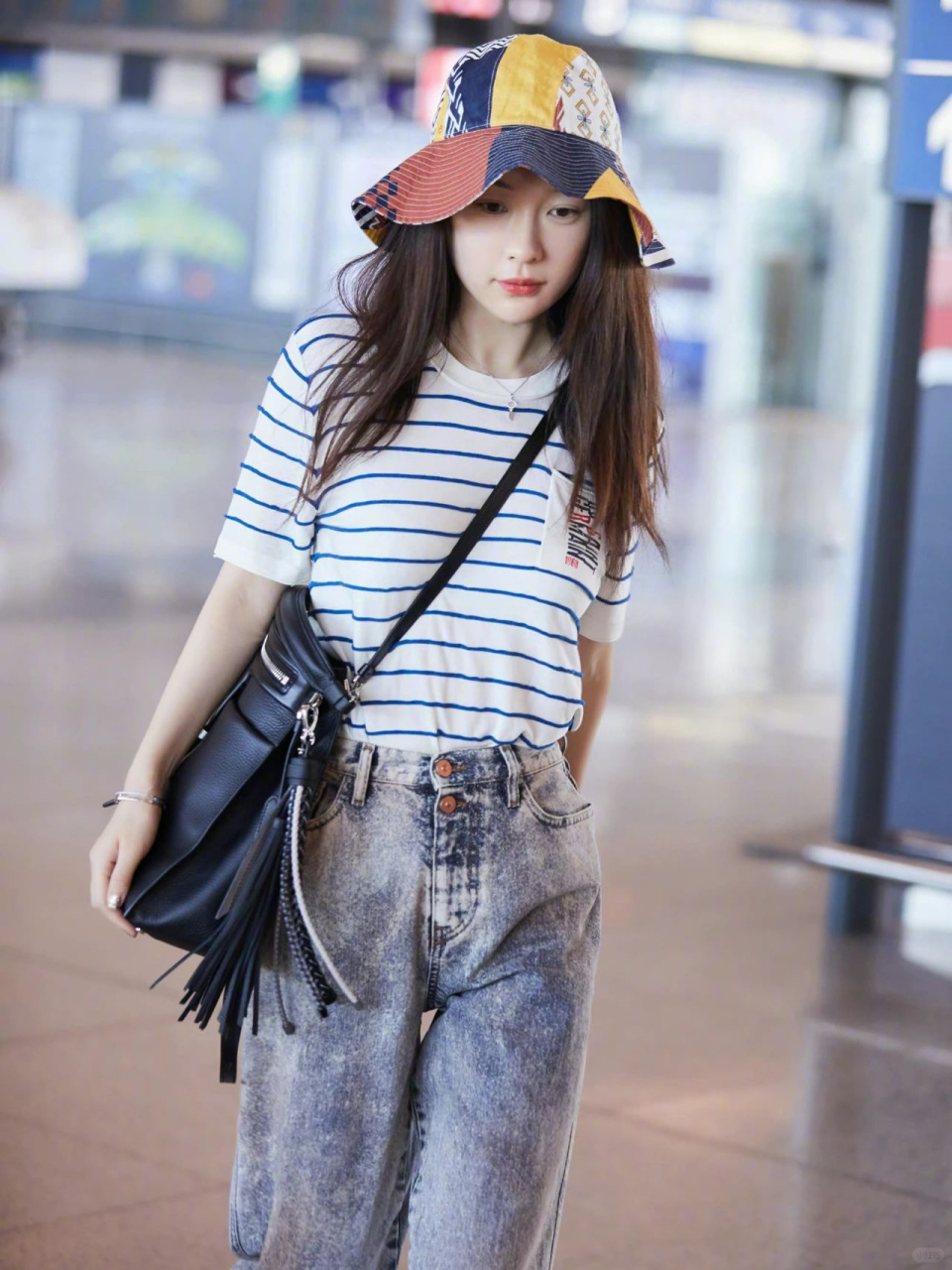 霍思燕少女气质私服穿搭  考古霍思燕的私服,条纹t恤牛仔裤,斜跨大